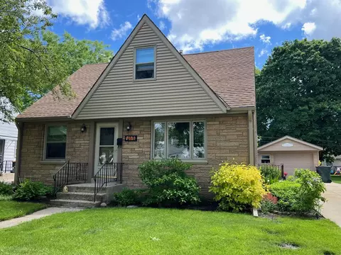 1222 S 107th, West Allis, WI 53214