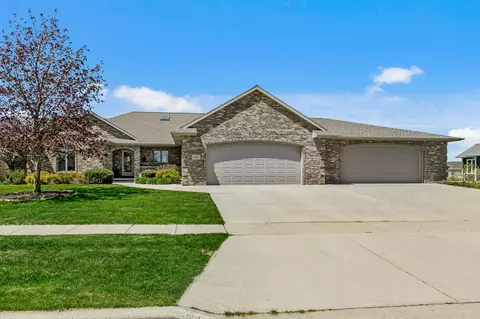 2432 Fox Chase, Manitowoc, WI 54220