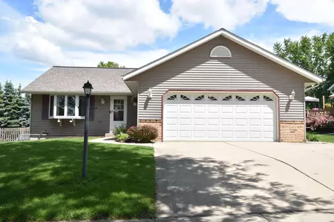 1216 River Pl, Waukesha, WI 53189