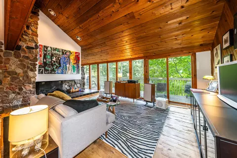 343 S Lower Gdns, Fontana, WI 53125