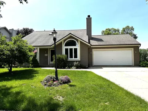 877 Laureate, Pewaukee, WI 53072
