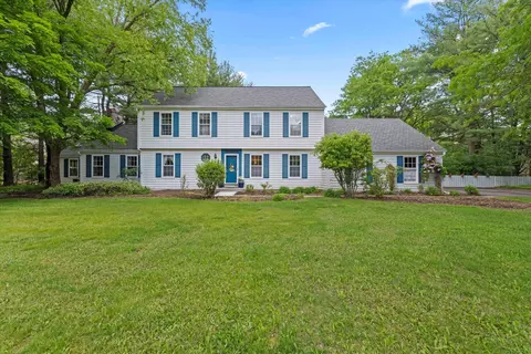 305 Fieldstone, Delafield, WI 53018