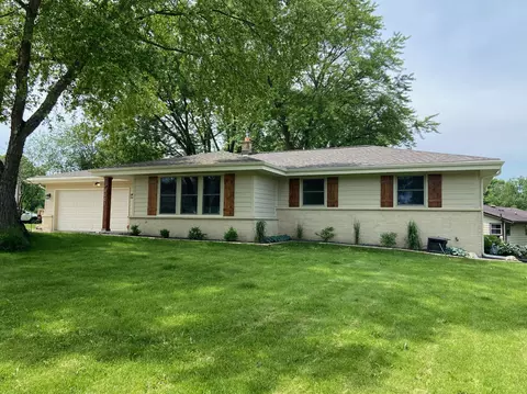 8001 S Chapel Hl, Franklin, WI 53132