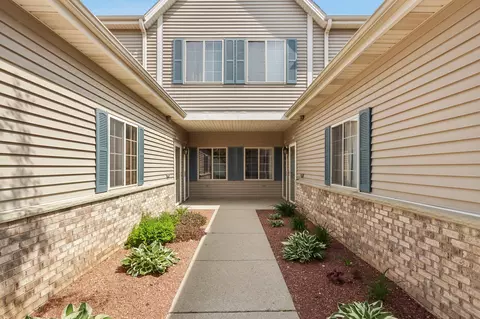 2070 Pine Rdg #C, Grafton, WI 53024