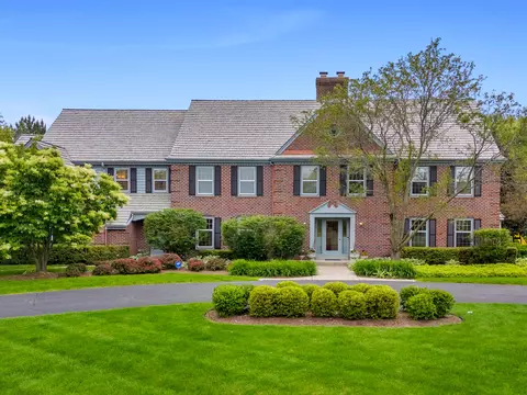 2727 W Country Clb, Mequon, WI 53092