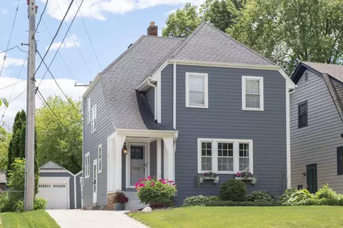 2113 E Lake Blf, Shorewood, WI 53211