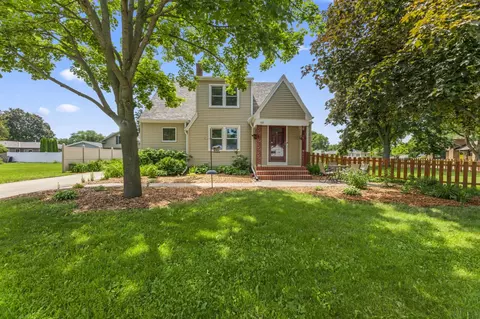 607 E Roland, Oconomowoc, WI 53066