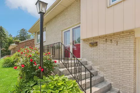 657 Brandt, Pewaukee, WI 53072