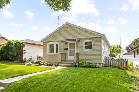 10127 W Schlinger, West Allis, WI 53214