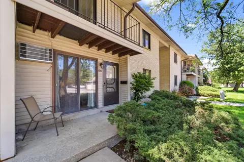 1647 S Coachlight, New Berlin, WI 53151