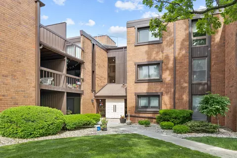 5200 S Tuckaway #167, Greenfield, WI 53221