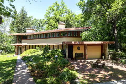 1912 Moraine End, Delafield, WI 53018