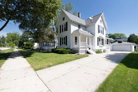 436 W School, Columbus, WI 53925