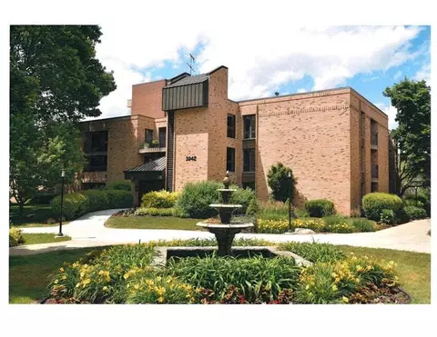 3942 N Oakland #236, Shorewood, WI 53211