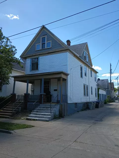 2217 W W Orch #2219, Milwaukee, WI 53204