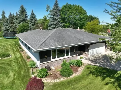9727 S Shepard Hls, Oak Creek, WI 53154