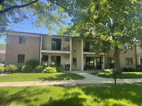 1684 S Carriage #B, New Berlin, WI 53151
