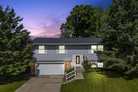 906 Kings Rdg, West Bend, WI 53090
