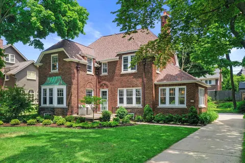 3472 N Hackett, Milwaukee, WI 53211