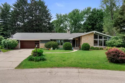 1925 Eastwood, Janesville, WI 53545