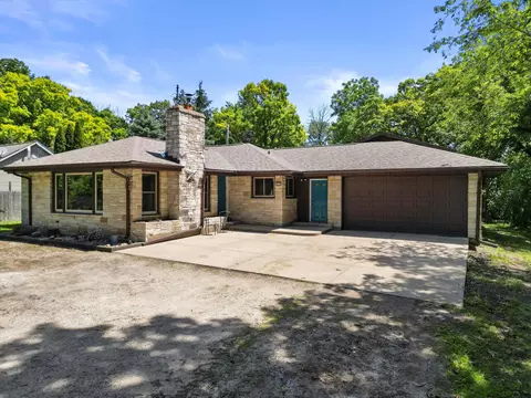 w297n3034 Oakwood Grv, Delafield, WI 53072