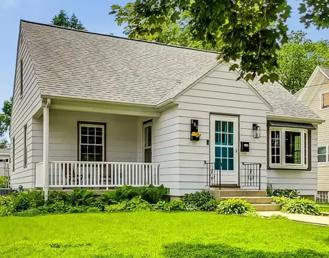 609 Beechwood, Waukesha, WI 53186