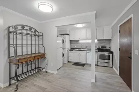 1675 S Coachlight #B, New Berlin, WI 53151