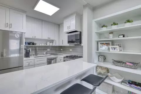 2222 E Belleview #210, Milwaukee, WI 53211