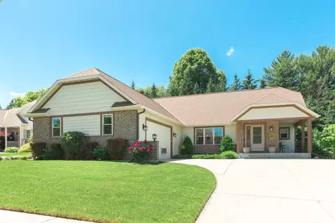 1471 Red Oak, Hartford, WI 53027