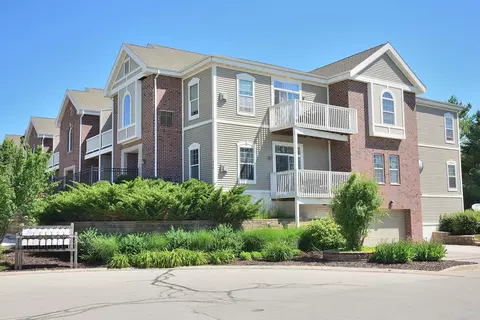 1544 Roxbury #204, Waukesha, WI 53186