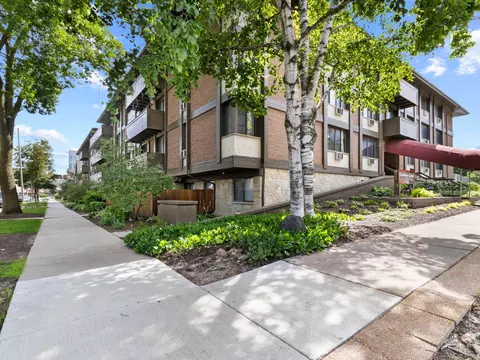 2025 E Greenwich #321, Milwaukee, WI 53211
