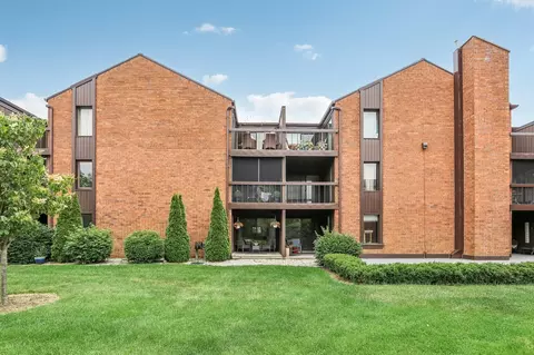 6100 W Stonehedge #147, Greenfield, WI 53220