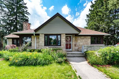 4711 N 100th, Wauwatosa, WI 53225