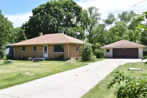 4050 S Sunny Slope, New Berlin, WI 53151