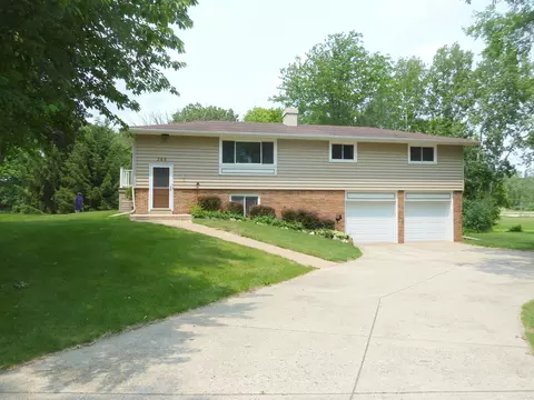 285 Meadowside, Pewaukee, WI 53072