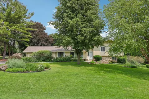 1090 Rolling Grn, Waukesha, WI 53186