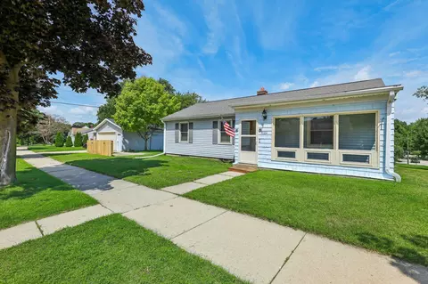 9104 W Park Hl, Milwaukee, WI 53226