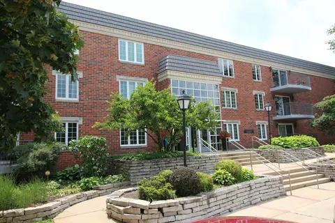 13335 Watertown Plank #101, Elm Grove, WI 53122