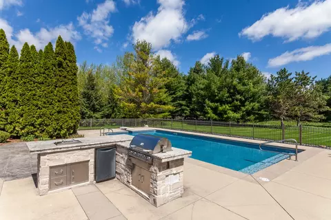 141 S Laurel, Delafield, WI 53018