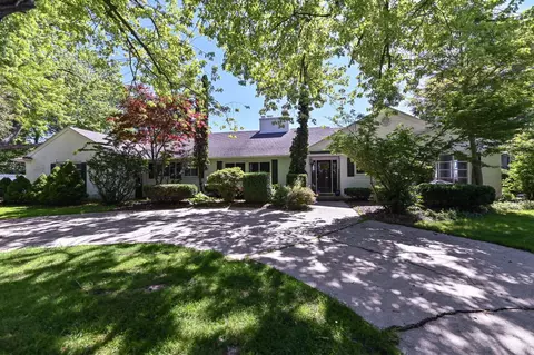 111 Shore Acre, North Bay, WI 53402