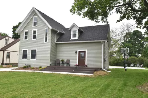 122 W Main, Wales, WI 53183
