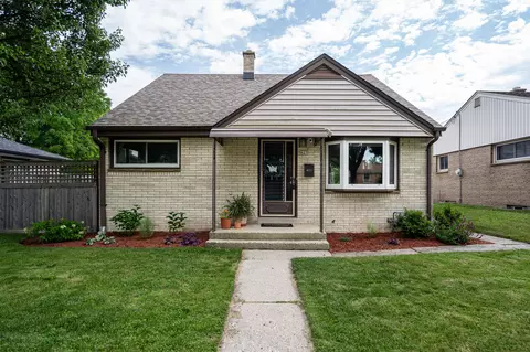 429 E Warnimont, Milwaukee, WI 53207