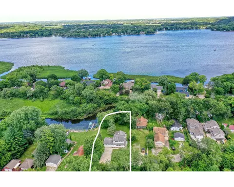 2718 Nagawicka, Delafield, WI 53018