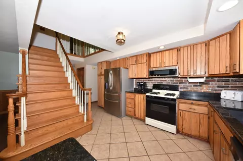 10227 N N Riv, Mequon, WI 53092
