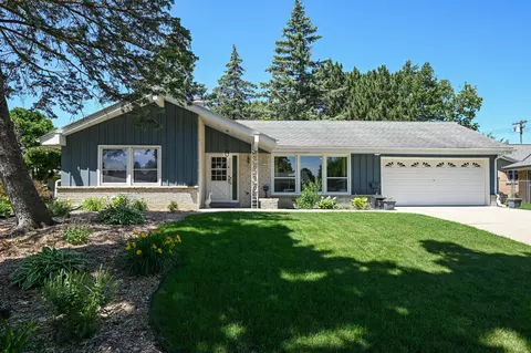 3015 N 122nd, Wauwatosa, WI 53222
