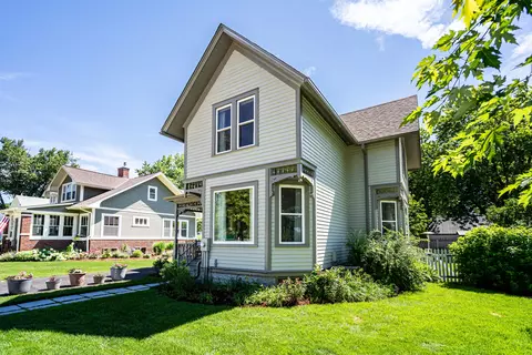 415 N Oakwood, Oconomowoc, WI 53066