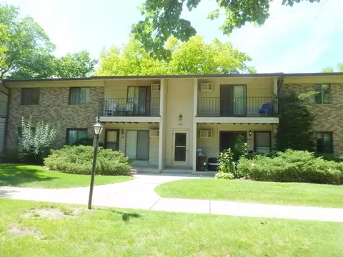 1705 S Coachlight #D, New Berlin, WI 53151