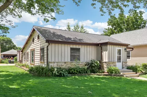 1015 S 86th, West Allis, WI 53214