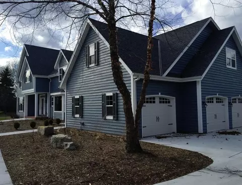 1520 W Green Brk, River Hills, WI 53217