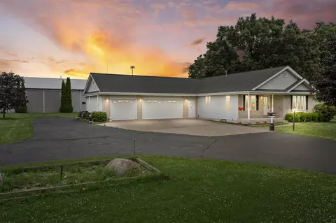 8700 Dunkelow, Caledonia, WI 53126